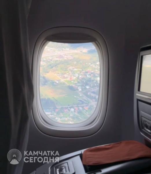 Врач с Камчатки оказал помощь девочке с эпилепсией на борту самолета Врач реаниматолог Камчатского территориального Центра медицины катастроф Андрей Солонин оказал первую помощь девочке подростку с эпилепсией на борту рейса Москва Камчатка Инцидент произошел 10 сентября на борту рейса SU 1730 за несколько часов до посадки сообщили в региональном минздраве По словам медика девочку сопровождала мама которая хорошо знает как помочь своему ребенку Благодаря этому моя помощь была в основном консультативной и психологической К моменту приземления самолета состояние девочки удалось стабилизировать рассказал Андрей Солонин В министерстве здравоохранения выразили благодарность всем кто оказал помощь землячке и напомнили о важности знаний первой помощи в экстренных ситуациях Подписаться Прислать Чат