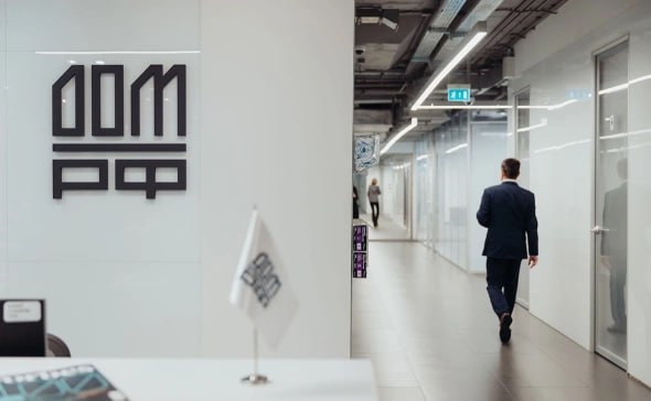 Дом РФ дал ориентир по объему IPO free float и срокам размещения По словам председателя правления банка Максима Грицкевича компания хотела бы привлечь от 15 млрд до 30 млрд склоняемся к верхней границе Нам бы хотелось попасть в первый котировальный список Московской биржи и для этого free float быть выше 10 сказал топ менеджер Точная дата IPO Дом РФ еще не определена при подходящих рыночных условиях сделка состоится в ноябре скорее всего во второй половине месяца но ее перенос не исключен Ограничивающим фактором может быть только рыночная конъюнктура Если она сильно ухудшится можем перенести сделку подвинуть на декабрь допустил Грицкевич По словам топ менеджера ситуация на российском фондовом рынке сейчас не очень стабильна но так называемое окно для размещения не закрыто jkinvest news jkinvest