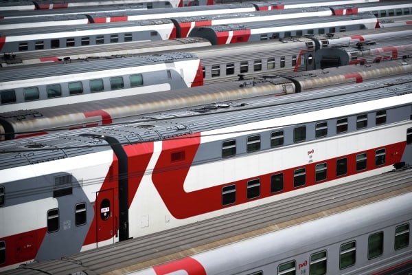 В Союзе пассажиров назвали преимущества строительства ВСМ между Москвой и Екатеринбургом Она улучшит транспортную связь между отдалёнными регионами Таким мнением в эфире радиостанции Говорит Москва поделился председатель организации член Общественного совета при Минтрансе Кирилл Янков Это связка и с федеральным центром и регионов между собой Время в пути до Екатеринбурга по высокоскоростной железнодорожной магистрали всё равно будет часов шесть семь А это время уже неконкурентно по отношению к самолёту на нём быстрее Связка регионов между собой будет работать Между Казанью и Екатеринбургом не так чтобы сильно хорошо с транспортом поезд идёт долго самолёты летают нечасто Будем надеяться что вдоль линии ВСМ тоже недорогие ресурсы смогут возникать   govoritmoskva ru news 473260