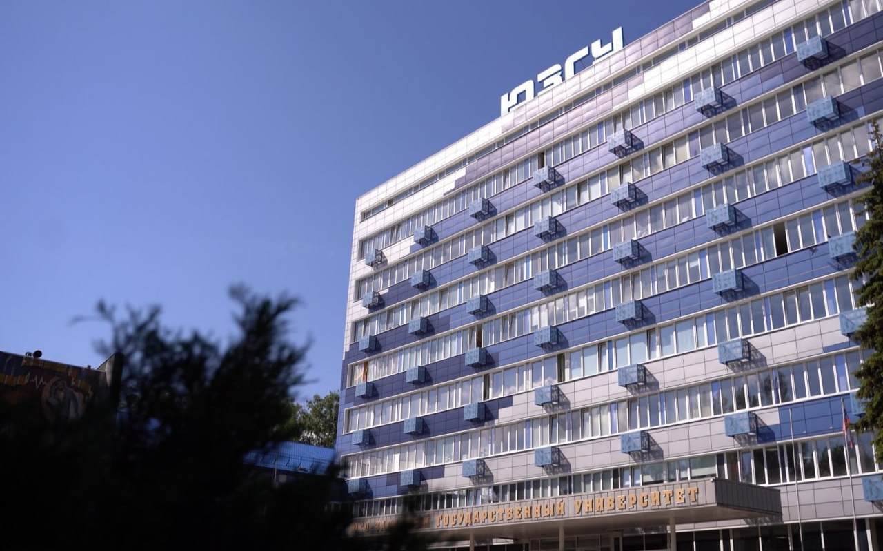Курский ЮЗГУ выиграл конкурс Минпромторга и получит 232 млн рублей на создание Центра инженерных разработок Юго Западный государственный университет ЮЗГУ стал победителем конкурса Минпромторга РФ по созданию Центров инженерных разработок и получит финансирование в размере 232 млн рублей По итогам отбора университет вошел в десятку ведущих образовательных и научных организаций страны чьи проекты одобрены для государственной поддержки Центр инженерных разработок будет создан на базе ЮЗГУ и станет важной площадкой для укрепления отечественного инженерного потенциала обеспечения технологического суверенитета и снижения импортозависимости российской промышленности Реализация проекта предусматривает выполнение научно исследовательских и опытно конструкторских работ по созданию критически важных комплектующих для промышленных и медицинских роботов машиностроения радиоэлектроники беспилотных летательных аппаратов и космического приборостроения Благодаря финансированию университет сможет к 2031 году разработать не менее 54 комплектов конструкторской и эксплуатационной документации востребованных отечественными промышленными предприятиями Также отдельным направлением станет обновление вычислительных мощностей и приобретение современного оборудования для инновационных хабов ЮЗГУ Особое внимание в работе Центра будет уделено развитию проектной деятельности студентов и молодых ученых t me abiregkursk