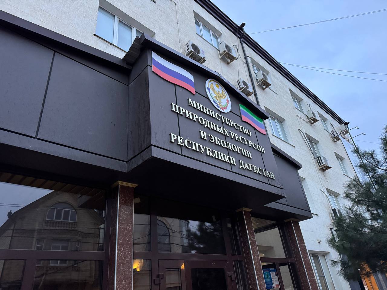 Минприроды Дагестана Обыски в ведомстве связаны с незаконной свалкой которой более 25 лет Министерство природных ресурсов и экологии РД прокомментировало оперативные мероприятия в ведомстве Министерство продолжает работать в штатном режиме и оказывает полное содействие правоохранительным органам в проведении следственных мероприятий связанных с уголовным делом возбужденным по факту обнаружения незаконной свалки близ села Дюзлер Дербентского района Отметим что данная свалка функционирует более 25 лет сообщили в министерстве