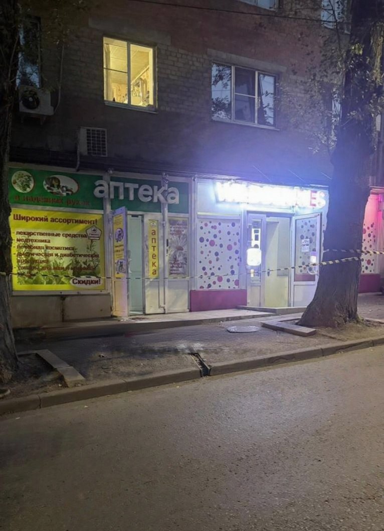 В Ростове двое в масках с ножом ворвались в аптеку и ранили фармацевта ради денег из кассы — их уже задержали. В донской столице задержали двоих грабителей, которые ворвались в аптеку на улице вечером, ранили 21-летнего фармацевта ножом и забрали выручку. По данным полиции, налётчики были в медицинских масках. Они сломали дверь в служебное помещение, нанесли парню четыре ножевых ранения в ногу и скрылись на такси. Водителю они угрожали, если тот не повезёт их по нужному адресу. На розыск бросили весь личный состав отдела полиции № 2 и оперативников областного главка. К делу подключились и бойцы Росгвардии. Злоумышленников задержали через несколько часов. Это 27 и 29-летние выходцы с Северного Кавказа. У них нашли и деньги, и препараты — всё вернут аптеке. Против задержанных возбудили дело по статье «Разбой». Им грозит до 10 лет колонии. Подписаться Связь с редакцией
