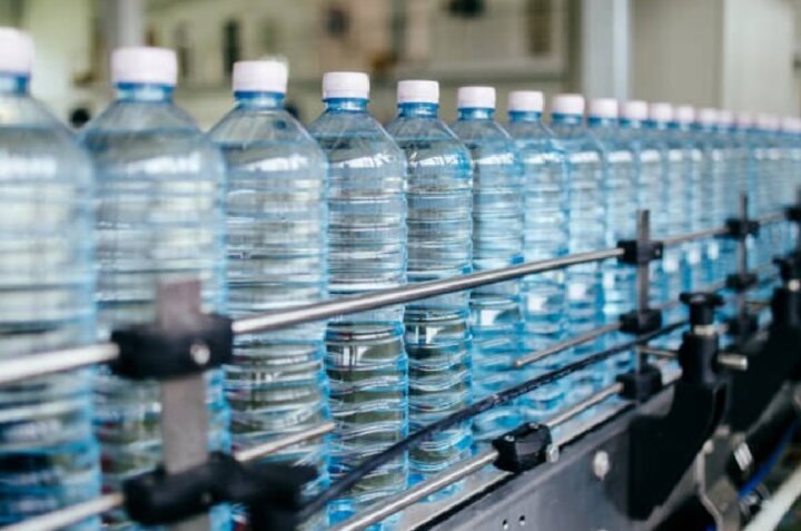 Объём производства минеральной воды в Узбекистане увеличился на 27 2 По данным Национального комитета Республики Узбекистан по статистике в январе августе 2025 года крупные промышленные предприятия страны произвели 800 1 миллиона литров минеральной воды включая газированные и негазированные виды Согласно официальным сведениям объём выпуска за указанный период увеличился на 27 2 процента по сравнению с аналогичным промежутком прошлого года Подобная динамика демонстрирует стабильный рост сектора и подтверждает тенденцию к ежегодному расширению производственных мощностей Ведомство приводит данные по объёмам выпуска минеральной воды за три года январь август 2023 год 380 3 миллиона литров 2024 год 629 1 миллиона литров 2025 год 800 1 миллиона литров Таким образом за два года объём производства увеличился более чем в два раза что свидетельствует о высоких темпах роста данного сегмента Если в 2023 году производство удовлетворяло главным образом внутренние потребности то уже в 2024 2025 годах акцент стал смещаться также на расширение экспортных поставок Эксперты отмечают что рост связан с рядом факторов Во первых наблюдается повышение уровня потребления безалкогольных напитков среди населения чему способствует развитие сети розничной торговли и HoReCa сектора Во вторых предприятия активно модернизируют производственные линии внедряют новые технологии розлива и упаковки соответствующие международным стандартам В третьих в последние годы увеличилось количество производителей ориентированных на сертификацию своей продукции по требованиям качества и безопасности что повышает конкурентоспособность узбекской минеральной воды на зарубежных рынках Следует отметить и экологический аспект По мере роста выпуска продукции предприятия уделяют внимание рациональному использованию водных ресурсов модернизации систем очистки и внедрению технологий переработки упаковочных материалов Эти меры соответствуют государственной стратегии по снижению негативного воздействия на окружающую среду и формированию зелёной экономики Если темпы роста сохранятся на текущем уровне общий объём производства минеральной воды в 2025 году может превысить 1 миллиард литров Это станет рекордным показателем для отрасли и создаст дополнительные возможности для обеспечения внутреннего спроса развития экспортного направления привлечения инвестиций и создания новых рабочих мест Развитие данного сегмента также оказывает влияние на смежные сферы транспорт и логистику упаковочную промышленность а также сферу торговли и услуг В совокупности это укрепляет вклад отрасли производства напитков в экономику страны способствует росту доходов предприятий и расширению налоговой базы Telegram Facebook Instagram LinkedIn