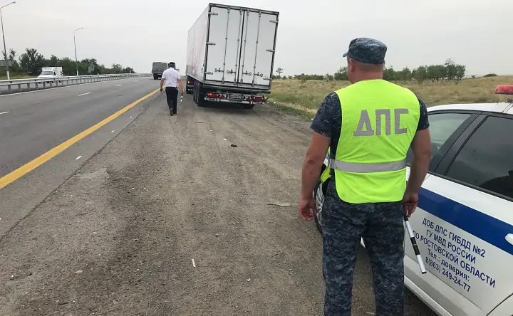 ‍ В Ростовской области задержали инспекторов ДПС за взятку от пьяного водителя  В Шолоховском районе в отношении двух инспекторов дорожно-патрульной службы ГИБДД МО МВД России «Кашарский» возбуждено уголовное дело по статье «Получение взятки».    По данным регионального Следкома, в октябре этого года инспекторы ДПС, находясь при исполнении должностных обязанностей, получили от водителя взятку в размере 24 тысячи рублей. За эти деньги инспекторы пообещали не привлекать водителя к ответственности за то, что он сел за руль пьяным и не имел водительских прав.    О сделке с инспекторами ДПС в полицию сообщил сам взяткодатель. На основе его слов инспекторов задержали и отправили в СИЗО на время следствия.   Подписаться на "Новости Ростова"    Прислать новость