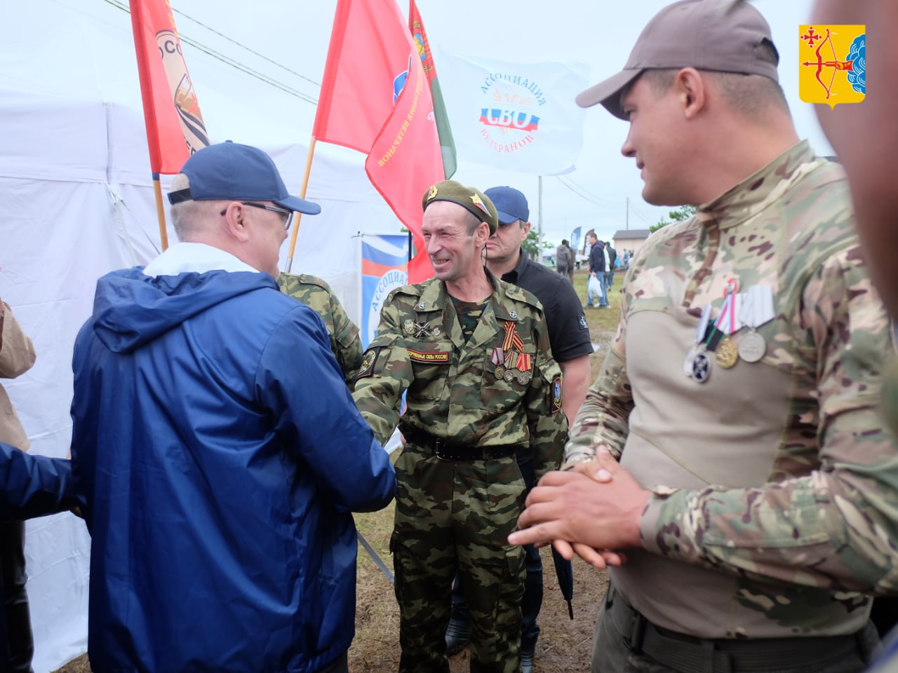 На Всероссийском сельском Сабантуе связали большую маскировочную сеть. Её передадут на фронт нашим военнослужащим в зону СВО. Свою ленту в сеть вплел губернатор Кировской области Александр Соколов.  Глава региона отметил, что общественные организации, волонтерские объединения и простые жители Кировской области стали единым целым и оказывают большую помощь и поддержку участникам специальной военной операции и членам их семей.  На патриотической площадке Сабантуя все желающие могут ознакомиться с экспозицией Вятскополянского исторического музея — продукцией предприятий, работавших в Кировской области в годы Великой Отечественной войны. Для гостей площадки организовали просмотр патриотических фильмов и роликов, мастер-классы по плетению маскировочных сетей, изготовлению муфт для операторов беспилотников и многое другое.  Участниками площадки стали благотворительные фонды и организации «За Вятку», «Комитет семей воинов Отечества», «Золотые руки ангела», Общероссийский народный фронт, региональные отделения «Боевого братства» и «Российского красного креста», областная общественная организация ветеранов СВО, военно-исторический клуб имени Григория Булатова, кировский центр развития беспилотных систем, центры «Патриот» и специальной подготовки им. Асапова.   Кировская область