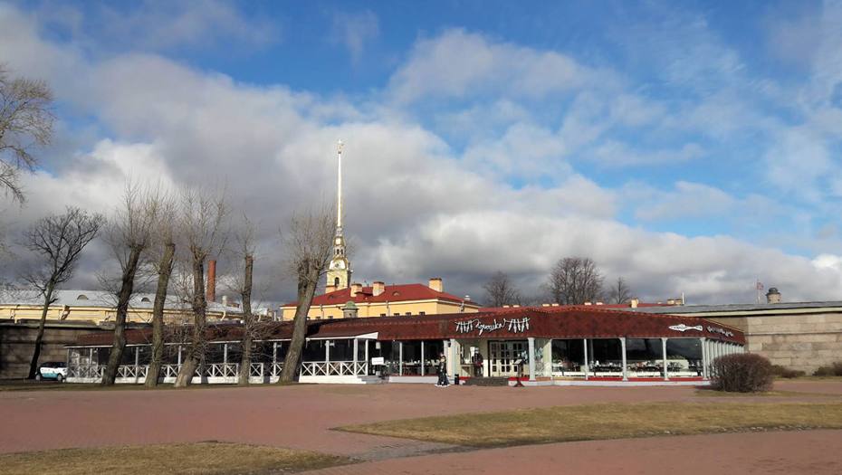 Смольный требует с Ginza Project более 95 млн за ресторан в Петропавловской крепости Иск связан с платой за пользование землёй под уже снесенным рестораном Корюшка Город требует взыскать с компании 78 4 млн рублей неосновательного обогащения за пользование частью земельного участка крепости площадью около 1 5 тыс м2 в период с 18 июля 2019 года по 31 января 2024 года а также 16 9 млн рублей процентов Ресторан Корюшка ранее Лето работал на пляже у Алексеевского равелина Петропавловской крепости с 2012 года Его размещение вызвало протесты градозащитников а КГИОП неоднократно требовал сноса Яндекс Карты Подписаться на DP RU