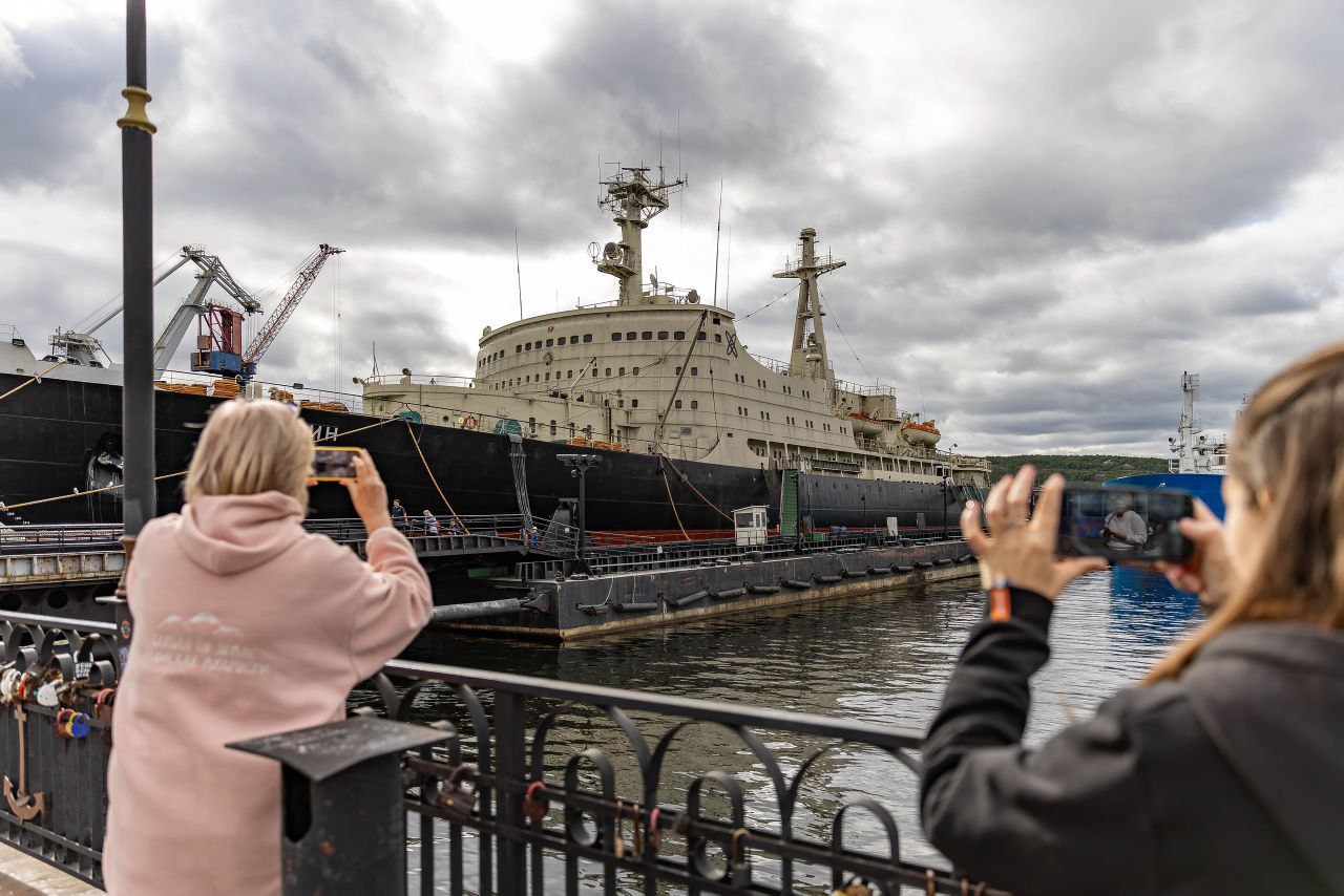 Вечерний Мурманск  Система электронных билетов заработала на ледоколе Ленин Теперь попасть на легендарный атомный ледокол Ленин стало проще С 1 октября здесь заработала система электронных билетов Жители и гости Мурманска могут заранее выбрать удобное время экскурсии оплатить билет онлайн и пройти на борт без очередей   Купить билет можно на сайте Атомфлота Для обычных посетителей предусмотрены электронные билеты по паспорту а для туроператоров и образовательных учреждений блоки групповых билетов по 20 мест Проект реализован правительством Мурманской области совместно с ФГУП Атомфлот   Главная газета нашего подробнее на канале Вечерний Мурманск