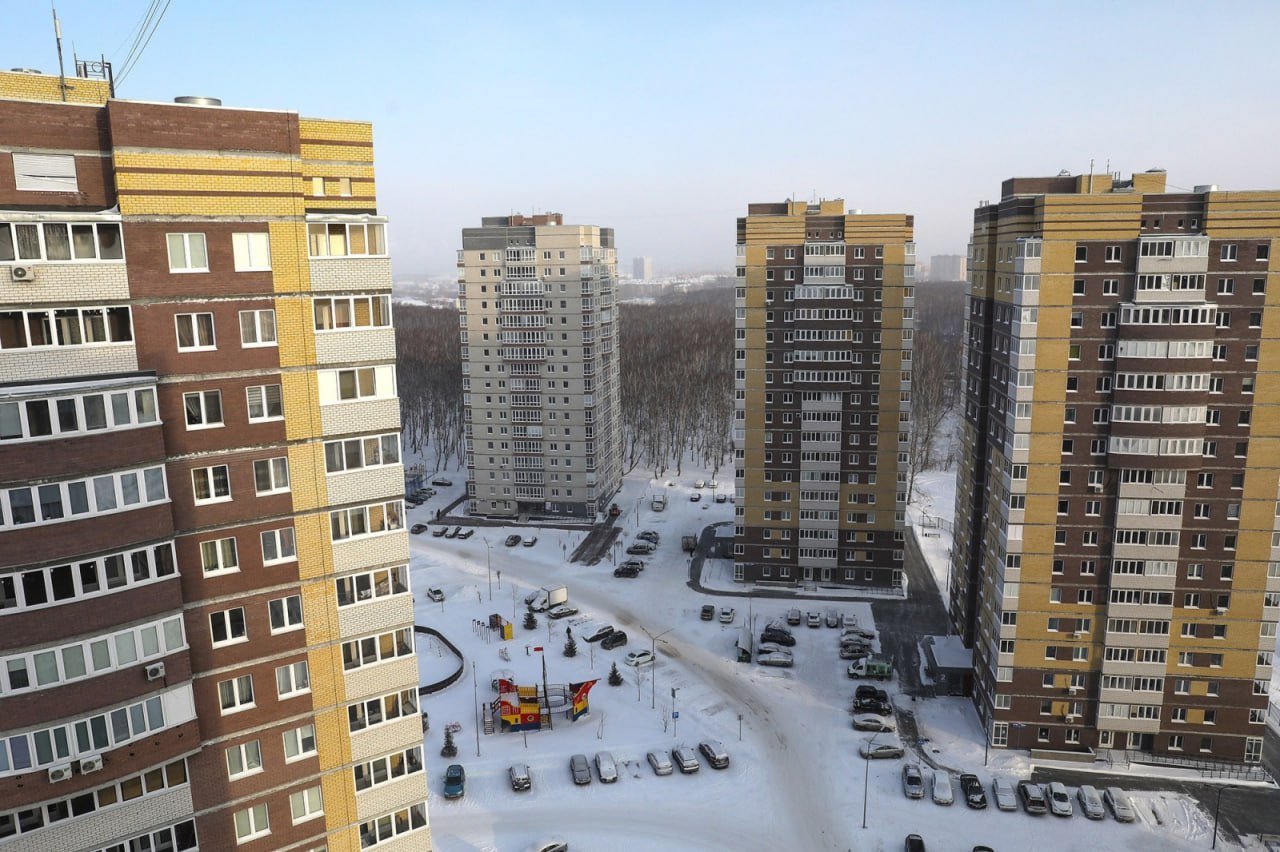 В Тюменской области вводится еще одна мера поддержки участников СВО.    Соответствующий законопроект, внесенный региональным правительством, поддержали депутаты облдумы на сегодняшнем заседании.  Законопроект дает право молодым семьям, где один из родителей либо оба родителя являются участниками СВО, на получение займа. Средства предназначены для покупки жилья или погашения жилищного кредита.  Предоставление займа носит заявительный характер. Финансирование предусмотрено из областного бюджета. Ранее на такую помощь могли рассчитывать только молодые многодетные семьи.  В настоящее время в Тюменской области действуют 37 региональных мер социальной поддержки участников СВО и их семей.  #тк #СВО #Облдума72