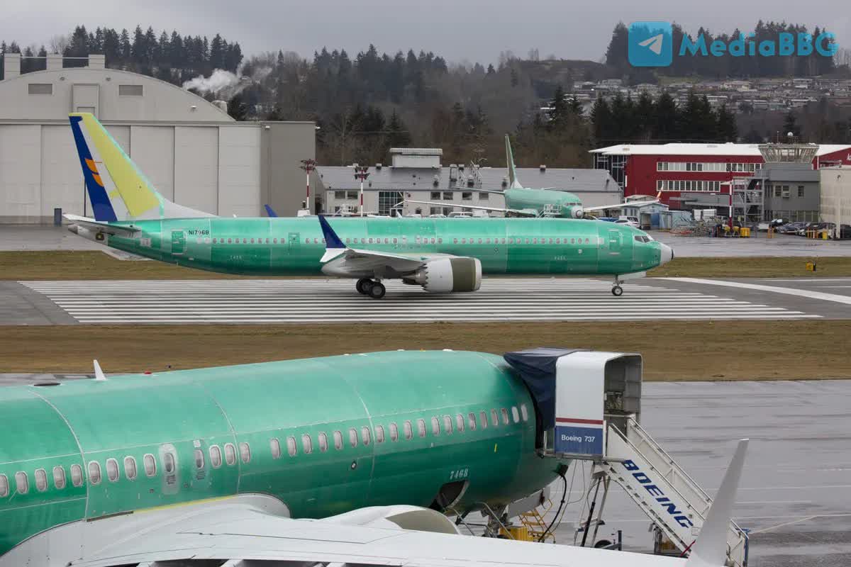 BOEING ГРОЗИТ ШТРАФ В РАЗМЕРЕ 3 1 МЛН США ЗА НАРУШЕНИЯ БЕЗОПАСНОСТИ Bloomberg FAA намерено оштрафовать Boeing на 3 1 млн за нарушения безопасности выявленные с конца 2023 по начало 2024 года Среди нарушений вмешательство в работу инспекторов сотни сбоев системы качества на заводах в Вашингтоне и Канзасе а также представление к сертификации двух неисправных самолётов и давление на инспектора чтобы одобрить лайнер не соответствующий стандартам Решение принято после инцидента с Alaska Airlines в январе 2024 года когда у Boeing 737 Max в полёте оторвалась заглушка двери Это вызвало кризис и смену руководства FAA усилило контроль и ограничило производство  Сейчас Boeing выпускает 38 самолётов в месяц и планирует довести выпуск до 42 к концу года Компания заявила что продолжит укреплять культуру безопасности и качества Bloomberg