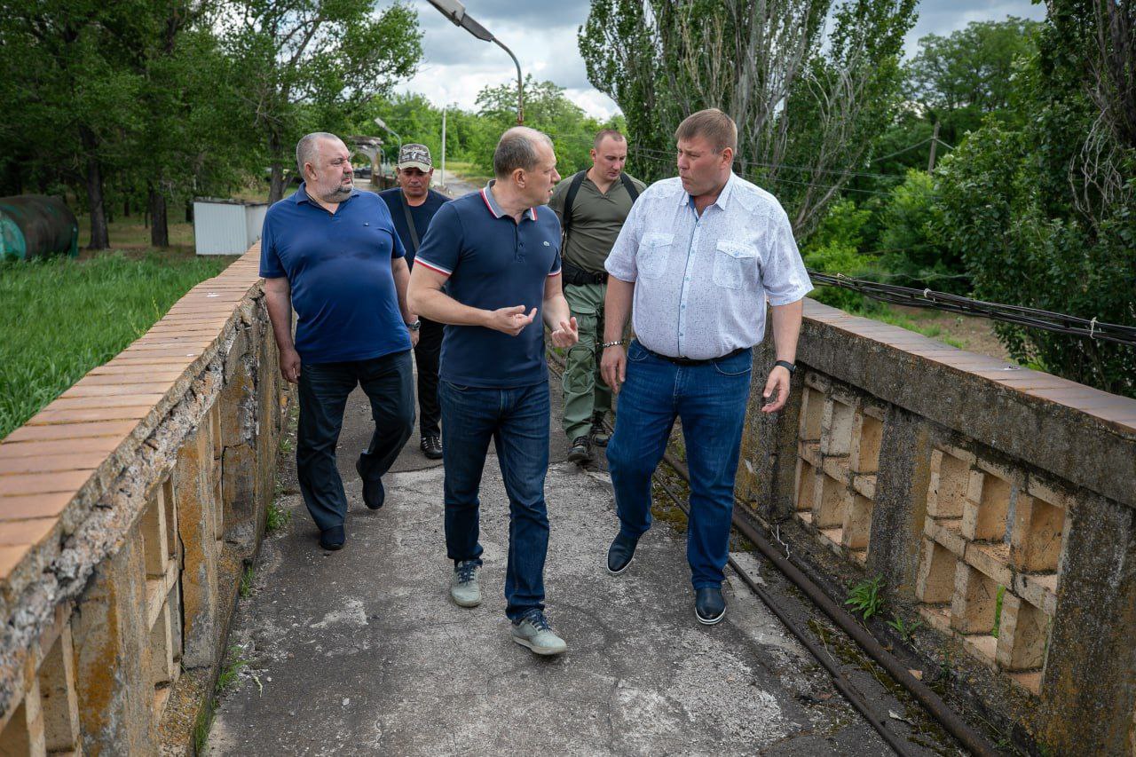 В Мариуполе продлевается почасовой график подачи воды, об этом сообщил врио главы города Антон Кольцов во время своей поездки на Старо-Крымское водохранилище. Кольцов отметил, что водоем, обеспечивающий город водой, обмелел почти на 70%. В настоящее время вопросы стабильного водоснабжения решаются в тесном сотрудничестве с федеральными и региональными властями. Новый водовод, который планируется установить, позволит полностью удовлетворить потребности жителей Мариуполя в воде. Кроме того, в будущем планируется провести капитальный ремонт плотины и фильтровально-насосной станции, а также обновить необходимое оборудование.