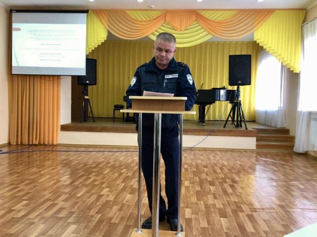 Сотрудники Госавтоинспекции приняли участие в семинаре представителей образовательных организаций Врио руководителя отделения Госавтоинспекции по Звениговскому району принял участие в совещании образовательных органов муниципалитета Сотрудники Госавтоинспекции по Звениговскому району приняли участие в семинаре для представителей образовательных организаций в котором прияли участие социальные педагоги педагоги психологи заместители по воспитательной работе образовательных учреждений Звениговского района и иные представители субъектов системы профилактики безнадзорности и правонарушений несовершеннолетних Перед участниками с докладом выступил врио начальника отделения Госавтоинспекции по Звениговскому району старший лейтенант полиции Тарасов Андрей Аркадьевич который отметил что формирование у детей навыков безопасного ответственного поведения в отношении своей жизни и здоровья рассматривается как одна из основных задач системы образования