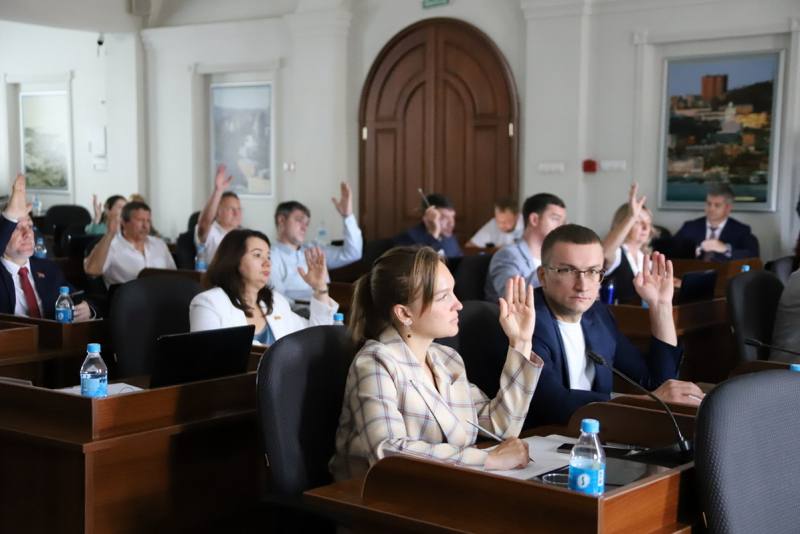 Бюджет Владивостока превысил 36,6 миллиарда рублей. На очередном заседании думы Владивостока, которое состоялось 31 июля, его увеличили более чем на 400 миллионов рублей. Средства направят на проведение ВЭФ, содержание объектов освещения, увеличение финансового резерва, сообщает VL.ru.  План по расходам, по словам первого заместителя главы Владивостока Сергея Дмитриенко, превысил 36,6 миллиарда рублей. Это произошло за счет поступления 249,34 миллиона рублей из федерального бюджета и дотаций из краевого бюджета.  Дотацию из краевого бюджета в размере 51,8 миллиона рублей город получил на подготовку к Восточному экономическому форуму. Эти деньги направят на ремонт, окраску, очистку от граффити и архитектурно-художественное оформление муралами подпорных стен и подземных переходов по гостевому маршруту, благоустройство ландшафтно-парковой зоны ДВФУ и на другие мероприятия.  Подробнее читайте на сайте.    Подписаться