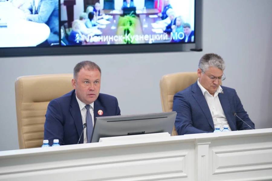 Илья Середюк призвал обеспечить безопасность кузбассовцев на длинных выходных На аппаратном совещании губернатор Кузбасса Илья Середюк определил основные задачи на предстоящую неделю. «В четверг будем отмечать День России. Впереди длинные выходные. Люди поедут на дачи, пойдут на водоемы. Главам муниципалитетов необходимо обеспечить безопасность кузбассовцев как во время проведения праздничных мероприятий, так и во время отдыха у воды», — подчеркнул Илья Середюк.