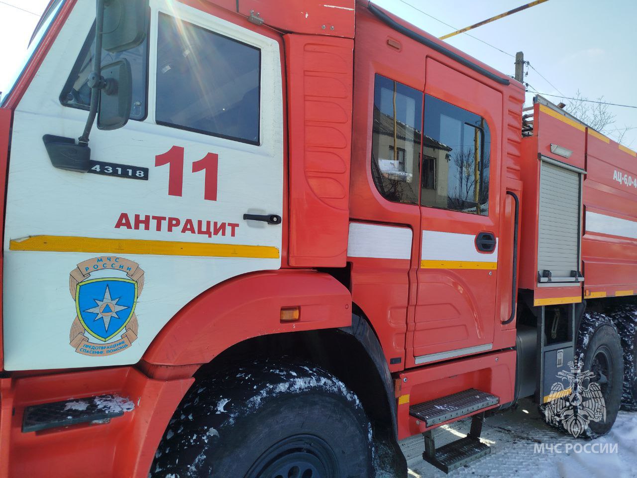 ‼ В Антраците спасатели МЧС России оперативно ликвидировали загорание в жилом доме   Пожар вспыхнул в двухэтажном частном доме на ул. Чапаева. Загорелись личные вещи на первом этаже. Хозяину удалось самостоятельно покинуть жилье, не пострадав от огня.  Всего полчаса понадобилось сотрудникам 11 пожарно-спасательной части, чтобы справиться с огнем, не допустив его распространения по всей площади дома.   Сгорело всего 4 квадратных метра домашних вещей.  Предполагаемая причина – короткое замыкание электропроводки.   Ваша безопасность - ваша ответственность!   БудьВКурсе оперативных событий  в Луганской Народной Республике       в России