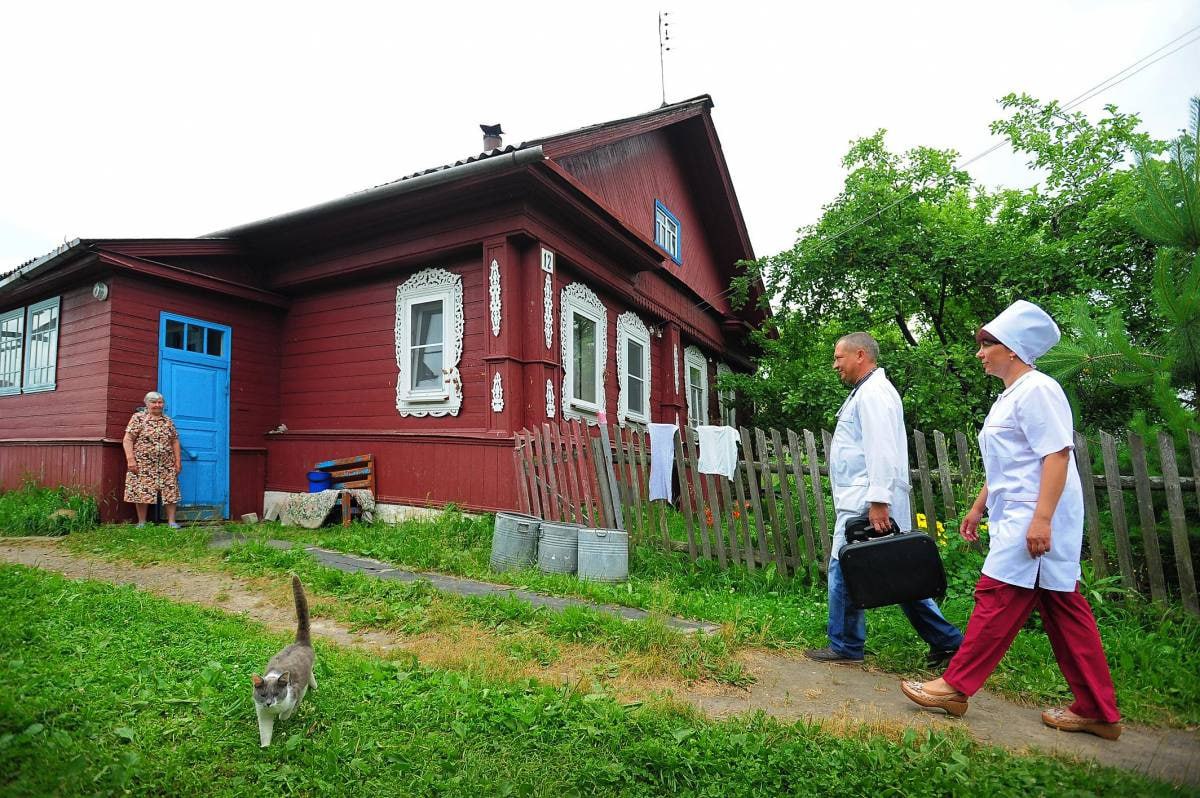 Более 30 медиков переехали работать нижегородскую глубинку Как отметил первый заместитель министра здравоохранения Нижегородской области Сергей Колесников, участниками программ «Земский доктор» и «Земский фельдшер» с начала 2025 года стали уже более 30 медработников. Переехавшие врачи получили разовые выплаты от 1 до 1,5 млн рублей, а фельдшеры и медсестры – от 500 до 750 тыс. рублей. До конца года региональный Минздрав рассчитывает привлечь на периферию 100 медицинских работников. Заявку на "переезд" кандидаты могут через отделы кадров больниц до декабря. Отработать в выбранной медорганизации придется не менее пяти лет