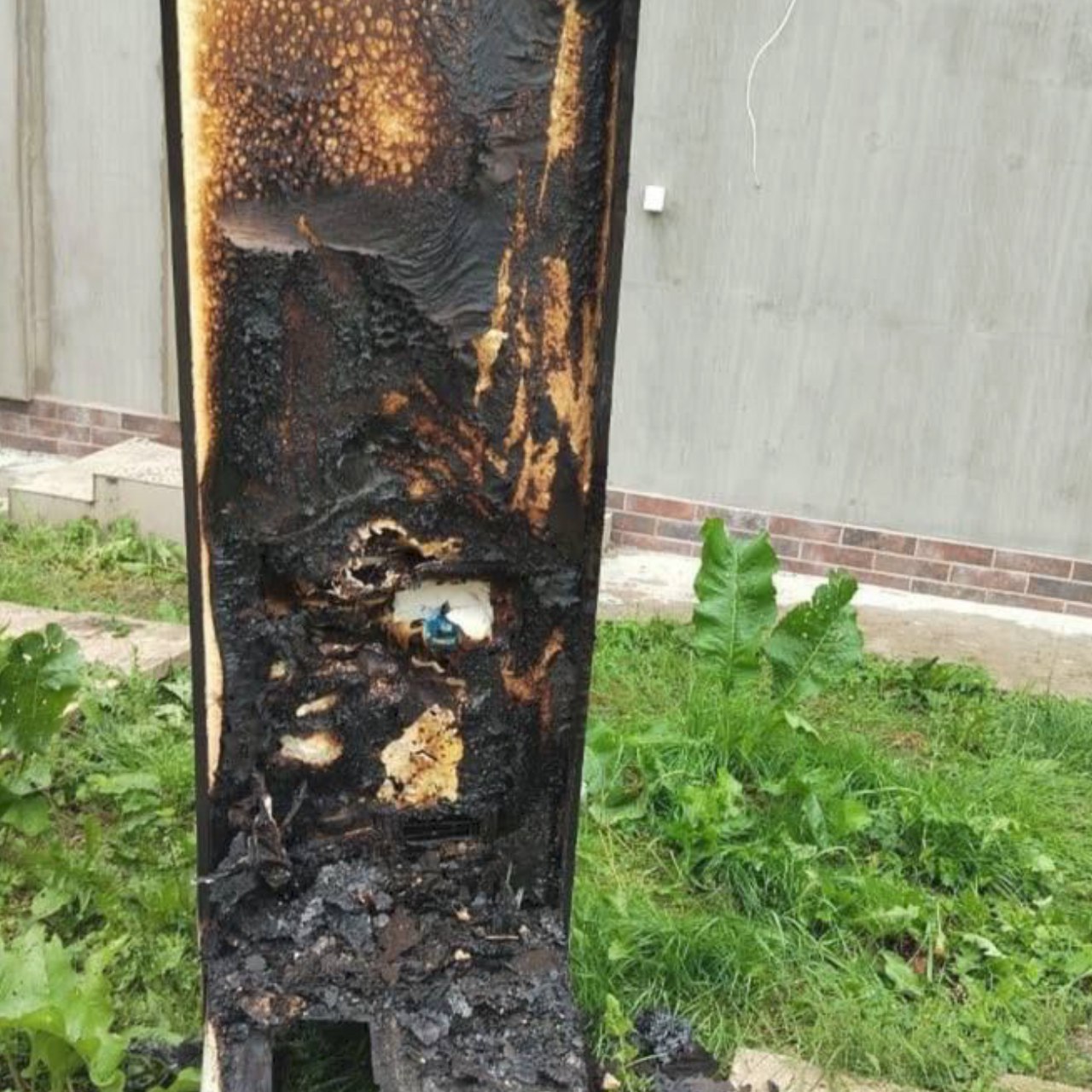  Огнеборцы потушили пожар в Калининграде. В СНТ «Дружба» на улице Западной в одноэтажном частном доме горела задняя панель холодильника. В результате возгорания кухня была закопчена. Сотрудники МЧС ликвидировали открытое горение, не дав огню перекинуться на соседние помещения. Предварительная причина пожара – короткое замыкание электросети. Фото: ГУ МЧС России по Калининградской области
