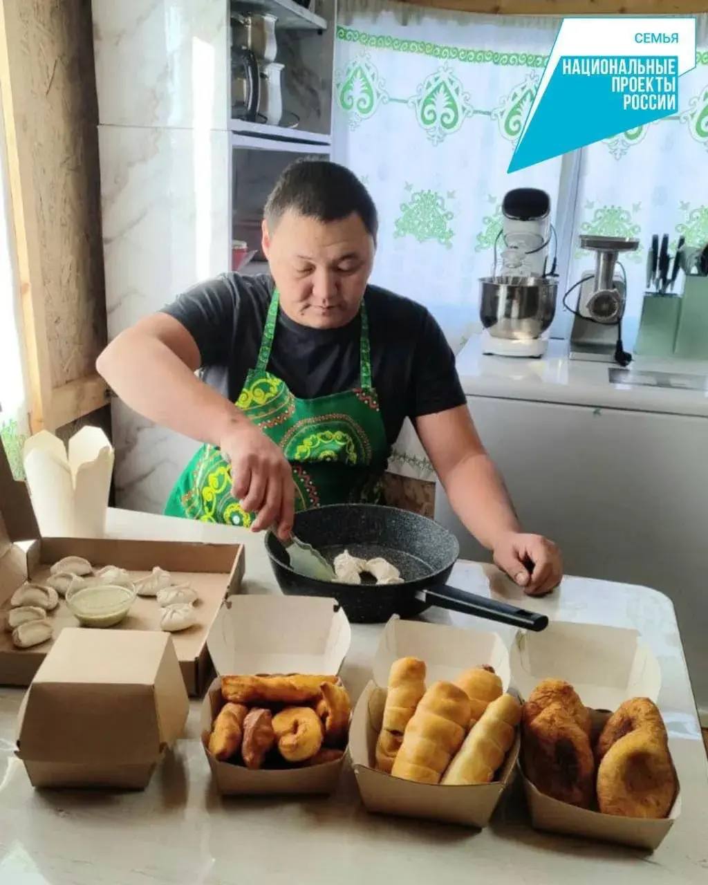 Глава Якутии Айсен Николаев рассказал что социальный контракт действующий в республике включен в национальный проект Семья и уже изменил жизнь тысяч якутян Он помогает семьям оказавшимся в трудной ситуации обрести стабильный доход и уверенность в будущем С момента запуска программы более 6 200 жителей республики смогли открыть свое дело расширить личное подсобное хозяйство или найти подходящую работу