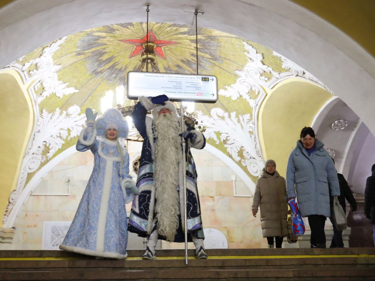 Московский Дед Мороз проехался по Кольцевой линии метро  Пассажиры Кольцевой встретились с настоящим волшебством: Дед Мороз оплатил проезд по биометрии на «Комсомольской» и проехал круг по часовой стрелке. А еще он раздал более 700 сувениров — елочные игрушки, магниты, значки, браслеты и сладости.    Если вы не успели встретиться с волшебником и хотите посетить его резиденцию, от станций метро «Кузьминки» и «Выхино» есть удобная навигация. Максим Ликсутов добавил, что столичный транспорт украсили к праздникам, а пассажиров ждет еще немало праздничных сюрпризов   ШЭР / Подписаться