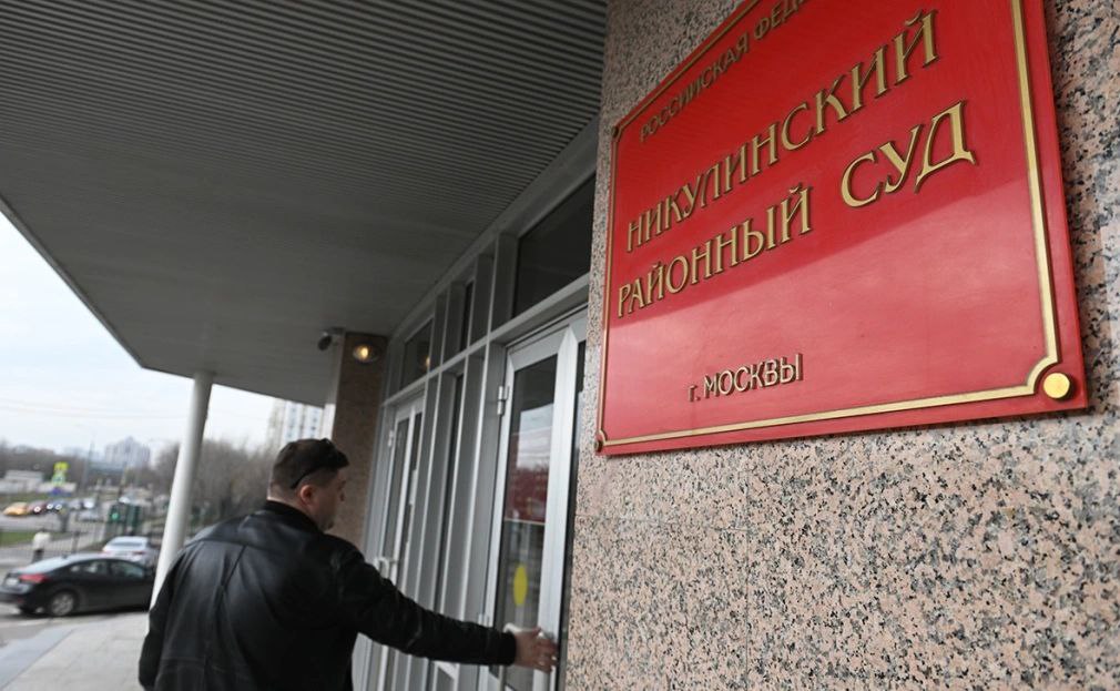 Никулинский суд Москвы удовлетворил иск Генпрокуратуры об изъятии в собственность государства имущества у нынешних владельцев крупнейшего российского оператора системы авиабронирования Leonardo Иск рассматривался в закрытом от прессы режиме он был подан 4 февраля на основании 230 ФЗ О контроле за соответствием расходов лиц замещающих государственные должности и иных лиц их доходам Среди ответчиков 45 физических лиц включая депутата Госдумы из фракции ЛДПР Рифата Шайхутдинова миллиардера Ибрагима Сулейманова председателя экспертного совета по апарт отелям и сервисным апартаментам Российской гильдии управляющих и девелоперов Константина Сторожева а также компаний Пика ИнвестментсЛимитед ХДХ Хотел Девелопменнт Холсиг СА АО Авиаконсорциум Генпрокуратура выяснила что акционеры получили имущество компаний в результате преднамеренного банкротства государственного предприятия Главное агентство воздушных сообщений гражданской авиации проведенного в 2003 году Агентство продавало билеты через сеть авиакасс и управление системой оформления воздушных перевозок Сирена Возглавлял агентство Рифат Шайхутдинов сейчас он депутат Госдумы По версии Генпрокуратуры он отмывал средства и вкладывал их в недвижимость в том числе в сеть отелей План по захвату активов агентства он реализовал в сотрудничестве с Ибрагимом Сулеймановым и Татевосом Суриновым Басманный суд Москвы в октябре 2025 года арестовал Ибрагима Сулейманова по обвинению в организации двух убийств председателя профсоюза Внуковских авиалиний Геннадия Борисова в 1999 году и бывшего главы ФСФО Георгия Таля в 2004 году а также в покушении на убийство адвоката Ильи Перегудова в 2021 году Вину бизнесмен не признает Сулейманов был осужден за мошенничество и отмывание денег в середине 2000 х и отбыл более десяти лет заключения Рифат Шайхутдинов депутат Госдумы из фракции ЛДПР является почетным работником транспорта России Дело против него о преднамеренном банкротстве Главного агентства воздушных сообщений гражданской авиации и присвоении государственного имущества в особо крупных размерах возбуждалось в 2004 году Анонимный Молотников Читайте нас в MAX