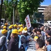 Голодовка горняков в Анкаре вошла во вторую неделю Рабочие компании Doruk Mining протестуют против месяцев невыплаченной зарплаты и нарушений трудовых прав Протест начался 13 апреля в Эскишехире 20 апреля горняки достигли Анкары где власти заблокировали марш к министерству Часть лидеров задержали остальные начали голодовку в знак протеста 21 апреля задержали 110 участников на следующий день освободили Министерство труда оштрафовало Doruk Mining на 23 млн лир 510 тыс Компания выплатила часть долгов но профсоюз назвал суммы незначительными Министр энергетики Байрактар встретился с рабочими и пообещал продолжить переговоры Стамбульский волк Про Турцию простыми словами istanbul wolf