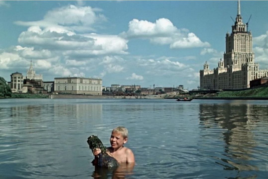 Жара в Москве: где в разные времена купались москвичи, чтобы спастись от зноя В столице на смену холодному июню и началу июля пришел зной. Не первый день столбик термометра тает где-то за отметкой "30", а пляжи - и те, где официально разрешено купаться, и где не разрешено - забиты людьми. Сейчас в Москве официально открыты для купания Первый Путяевский пруд в Сокольниках и два пляжа в Серебряном Бору. А в 1950-х вовсю купались, например, в районе Пресненской набережной - там теперь комплекс Москва-Сити. Именно у этих берегов Волька находит бутыль, из которой появился Старик Хоттабыч в одноименном фильме. Купались и на Софийской набережной напротив Кремля, и на Ленинских горах... Водные процедуры и солнечные ванны москвичей - в публикации на сайте "Родины"