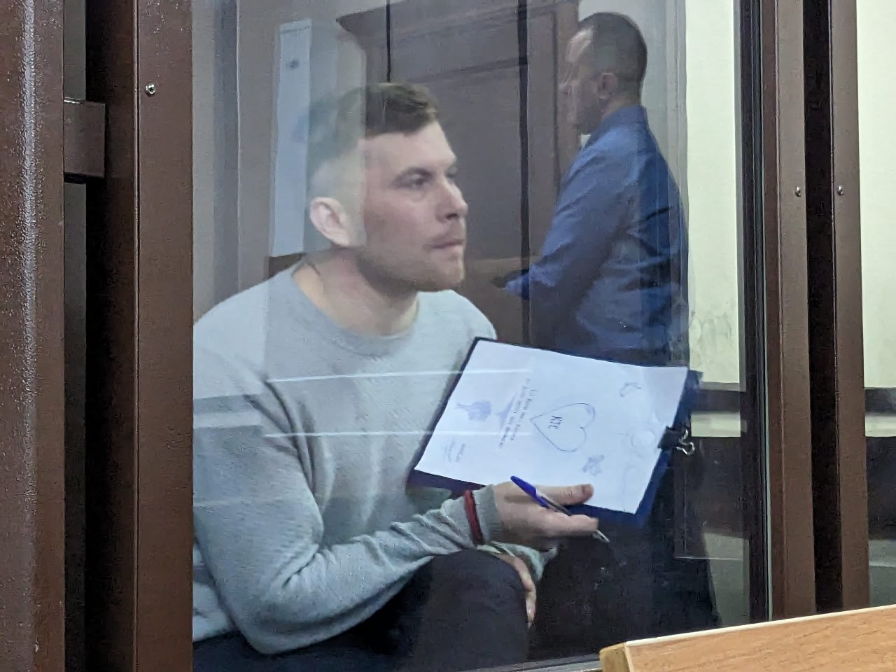Экс замглавы Барнаула Шеломенцев передал привет жене с которой мог расписаться в СИЗО Бывший замглавы по дорожному хозяйству и транспорту Барнаула Антон Шеломенцев во время заседания апелляционной комиссии Краевого суда 11 сентября в последнем слове передал привет семье и своей жене Экс чиновник находится в СИЗО с января 2024 года Он выразил благодарность тем людям которые были рядом и поддерживали его За заботу за внимание за доверие Моим друзьям которые всегда были рядом со мной и я по настоящему чувствовал их поддержку Моей семье и моей жене которые стали для меня неисчерпаемым источником силы духа Как бы ни сложилась судьба дальнейшая я всегда буду благодарен им заявил Антон Шеломенцев Любопытно что на момент задержания бывший чиновник по сведениям amic ru не был женат хотя длительное время состоял в отношениях Судя по всему Шеломенцев мог официально оформить брак во время нахождения в СИЗО Фото amic ru Подписаться на amic ru