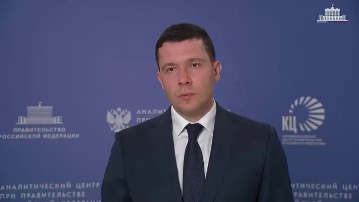 Минпромторг повысил прогноз по продажам новых автомобилей в 2025 году до 1 5 млн по итогам года сообщил замглавы ведомства в рамках круглого стола в Совете Федерации Что касается прогнозов на 2026 год то по словам чиновника пока рынок оценивать сложно все будет зависеть от макроэкономических показателей Ранее в середине октября глава министерства Антон Алиханов говорил что продажи новых легковых автомобилей в России по итогам текущего года ожидаются на уровне около 1 3 1 4 млн штук что примерно на 25 меньше показателя прошлого года Увеличение спроса очевидно опирается на меры государственного стимулирования которые позволяют поддерживать необходимый уровень продаж автотранспорта во всех сегмента от грузового до легкового