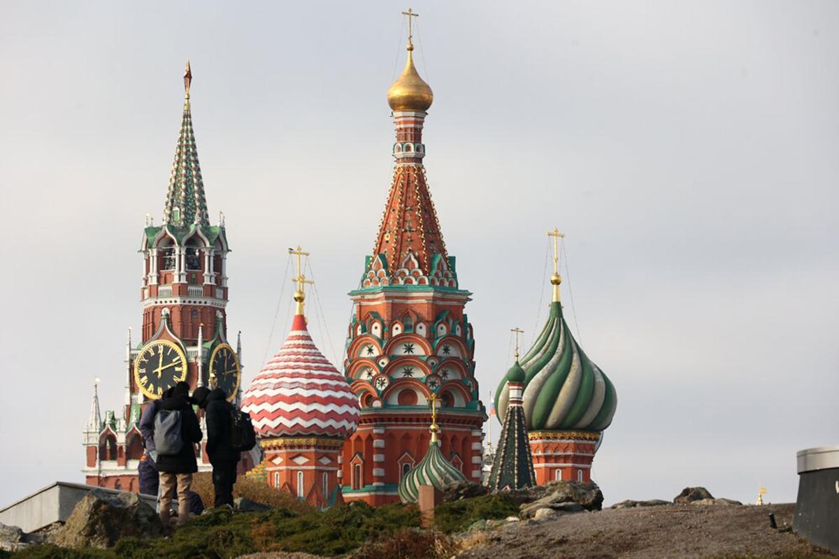 Первый заместитель председателя Духовного управления мусульман России ДУМ РФ Дамир Мухетдинов осудил публикацию в паблике «Московские мусульмане» изображения храма Василия Блаженного с исламскими полумесяцами вместо крестов. В интервью «Ридусу» Мухетдинов назвал администраторов паблика «провокаторами, стравливающими мусульман с православными христианами».