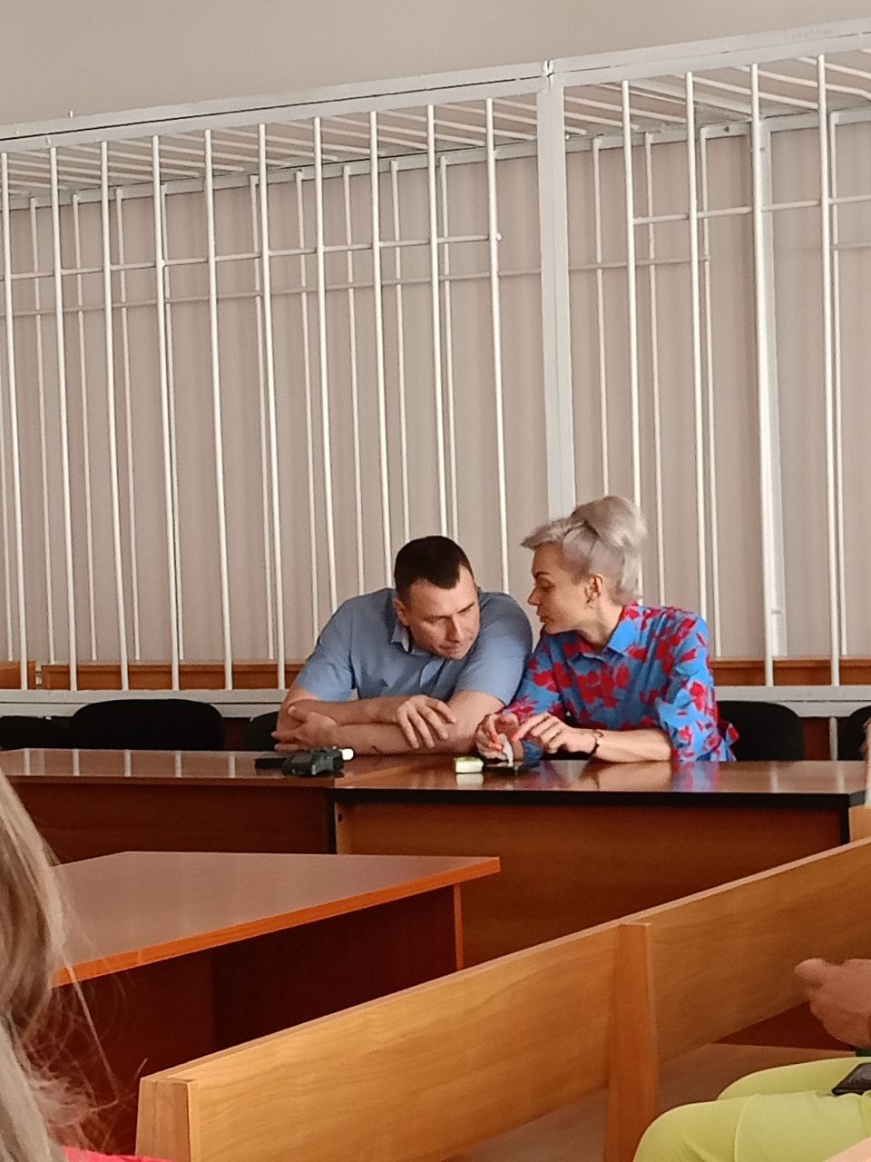 Глава комитета городского хозяйства Марина Попова прибыла в суд. Она не смогла сдержать слёз... Напомним, Попова обвиняется в превышении полномочий и служебном подлоге при приемке Парка угольщиков. Ей грозит до семи лет колонии. Суд начнется с минуты на минуту.