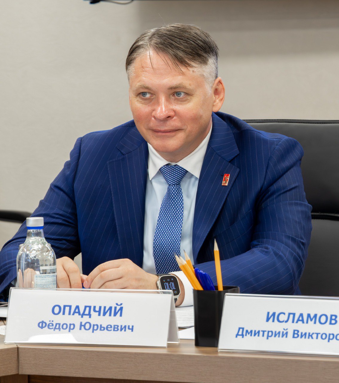 Федор Опадчий: "Мы подошли к решению масштабных задач по дальнейшему развитию Единой энергосистемы страны" Об этом заявил Председатель Правления Системного оператора на выездном заседании Комитета Совета Федерации по экономической политике, которое прошло в Главном диспетчерском центре ЕЭС. «Сейчас мы находимся на стадии практической работы новой системы планирования перспективного развития, подошли к важнейшему этапу, связанному с началом строительства значительного числа энергообъектов для того, чтобы не допустить формирование локальных дефицитов в энергосистеме», – подчеркнул глава Системного оператора. Федор Опадчий отметил необходимость оперативного принятия инвестиционных решений по развитию энергетической инфраструктуры для обеспечения интенсивного социально-экономического развития ряда регионов страны. По словам главы Системного оператора, динамичное развитие экономики требует системного подхода и быстрых инвестиционных решений - даже в условиях высокой стоимости капитала и необходимости решения задач по импортозамещению. «Развитие электроэнергетики не может подождать: уже сегодня важно реализовать запланированные проекты в строительстве генерации и сетевой инфраструктуры. Сегодня мы находимся на хорошем технологическом уровне в отрасли – с точки зрения цифровых технологий, наблюдаемости, уровня научной школы, которая была сформирована еще в советское время. Наша задача – продолжить реализацию тех принципов, которые были заложены нашими предшественниками», – резюмировал Федор Опадчий.