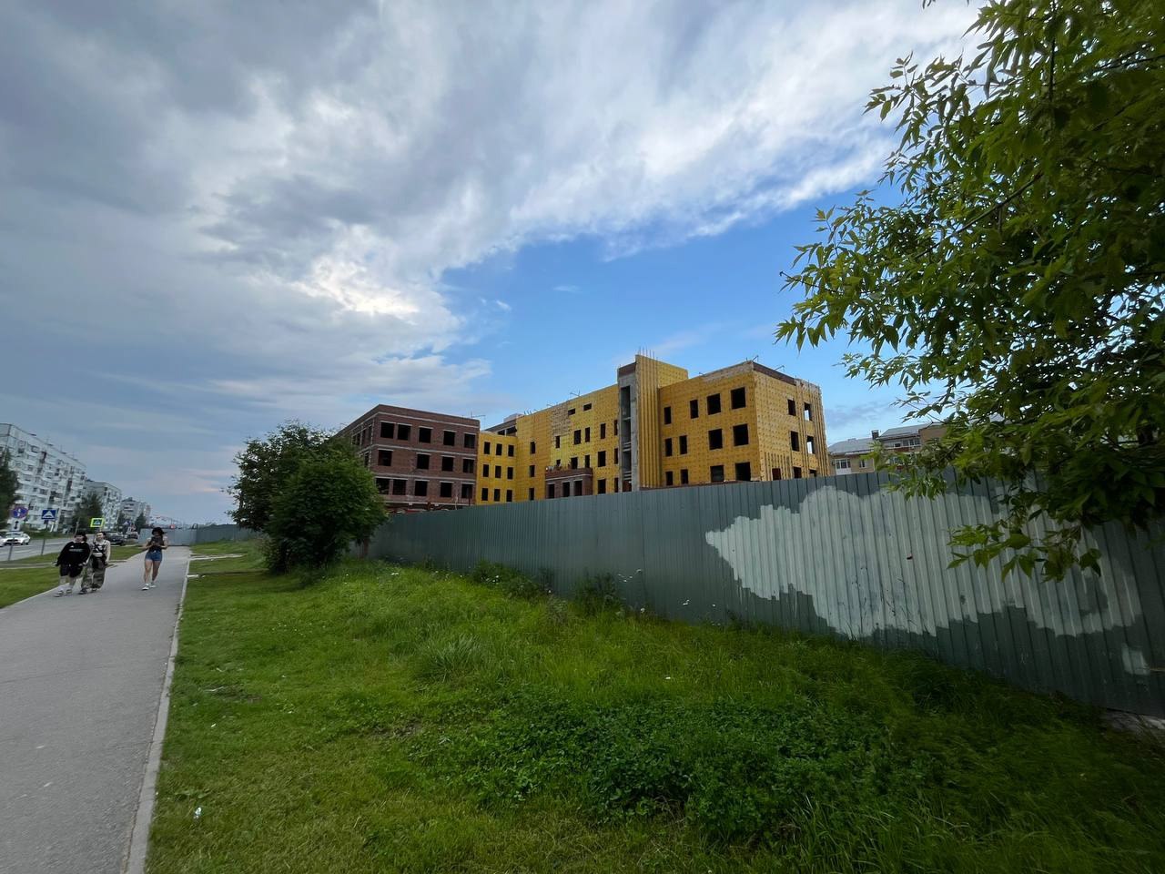 Строительство новой поликлиники в Череповце вновь затягивается Первоначально поликлинику планировали сдать в марте 2025 года, потом называлось 31 октября 2025 года, потом конец ноября 2025 года. И вот чиновники от медицины аккуратно назвали еще одну веху: учреждение откроют в конце этого года. Основные проблемы, с которыми столкнулись строители: нехватка рабочих. Также в самом начале процесса подрядчик испытывал сложности с получением необходимых строительных материалов. Сейчас завершаются общестроительные работы, и в ближайшее время должны начаться: кровельные работы, внутренняя отделка, монтаж окон. Несмотря на задержки, власти заверяют, что сделают всё возможное, чтобы сдать объект до конца 2025 года. Однако, учитывая историю переносов, нельзя исключать дальнейших изменений графика.
