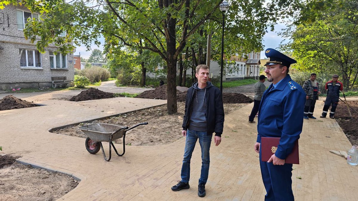 Сотрудники ФСБ задержали Кингисеппского городского прокурора Стрельникова Сотрудники СК и ФСБ 30 октября провели обыски на работе и дома у Кингисеппского городского прокурора Андрея Стрельникова По данным 47news силовиков интересовал сейф с папками уголовных дел Андрей Стрельников занимавший свой пост с 1 июля 2022 года стал третьим задержанным руководителем районного надзора в Ленобласти Ранее в августе по делу о взятке в 2 млн руб был задержан прокурор Лодейного Поля Алексей Демин Спустя два месяца задержали экс прокурора Всеволожска Дмитрия Смирнова в его деле также фигурирует взятка на аналогичную сумму и дорогая земля Фото Прокуратура Ленинградской области kommersant spb