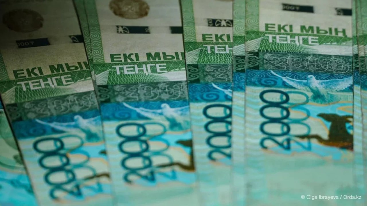 В Казахстане поднимут минимальную заработную плату Глава Минтруда Светлана Жакупова рассказала, что с 2026 года повысят минимальную зарплату. По её словам, несколько институтов уже проводят исследования по этому поводу. «Чтобы обеспечить точные показатели по производительности труда и медианной заработной плате в разрезе регионов и отраслей. Все расчёты лягут в основу определения новой МЗП». Точная сумма станет известна, когда исследователи завершат свою работу. «До конца 2025-го закончат расчёты, чтобы с 1 января следующего года повысить минимальную зарплату». Сейчас МЗП — 85 тысяч тенге.