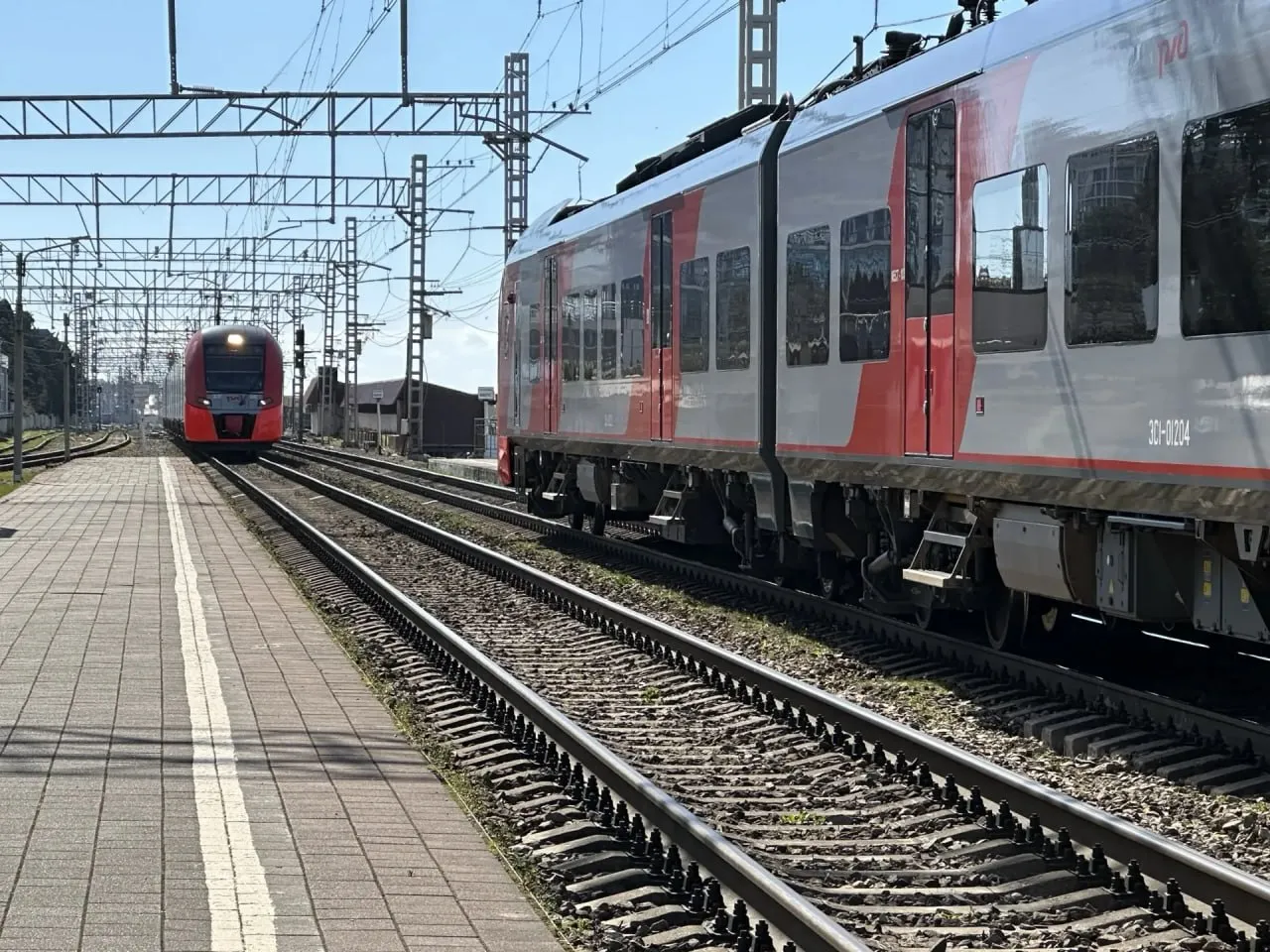 Перевозки по единому билету через Сочи в Абхазию возобновят с 30 апреля Перевозки будут выполняться до 30 сентября с пересадкой на железнодорожном вокзале Адлера и в аэропорту Сочи Для гостей Абхазии организована доставка комфортабельными автобусами в пять популярных курортных города Гагру Пицунду Гудауту Новый Афон и Сухум kub news ru