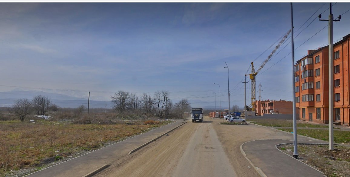 На строительство дороги по ул. Курсантов Кировцев во Владикавказе направят 96,9 млн рублей Согласно проекту муниципального контракта, размещенного ВМКУ «Дорожный фонд», до конца текущего года необходимо выполнить работы по строительству автомобильной дороги для жилой застройки на территории, прилегающей к северо-западной части г. Владикавказ. Начальная сумма контракта - 96 860 742 рублей, источник финансирования: бюджет г.Владикавказа. Протяженность участка проектирования составляет 627м без учета примыканий . Скриншот: Яндекс Карты