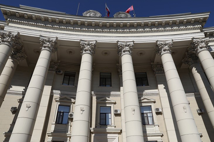 В администрации Волгоградской области принято решение об объединении двух комитетов по управлению государственным имуществом и комитета архитектуры и градостроительства Как сообщили в администрации региона объединенное структурное подразделение сохранит название комитета по управлению государственным имуществом Волгоградской области Он начнет свою работу с 13 января 2026 года