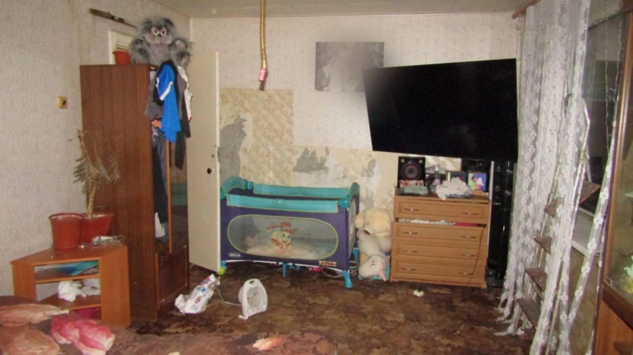 Пятимесячный ребенок умер от голода после того как мать бросила его одного в квартире В Норильске женщина оставила четверых детей без присмотра В итоге ее пятимесячный малыш умер от истощения Согласно данным Следственного комитета по Красноярскому краю 35 летняя норильчанка проживала в квартире на улице Бегичева с тремя дочерьми возрастом 15 2 и 1 год а также с младенцем С 14 по 17 декабря мать оставила детей без присмотра уехав к знакомому 17 декабря младенец умер от истощения от долгого голодания Двое младших детей отправлены в больницу старшая дочь помещена в социальный приют Фото ГСУ СК по Красноярскому краю