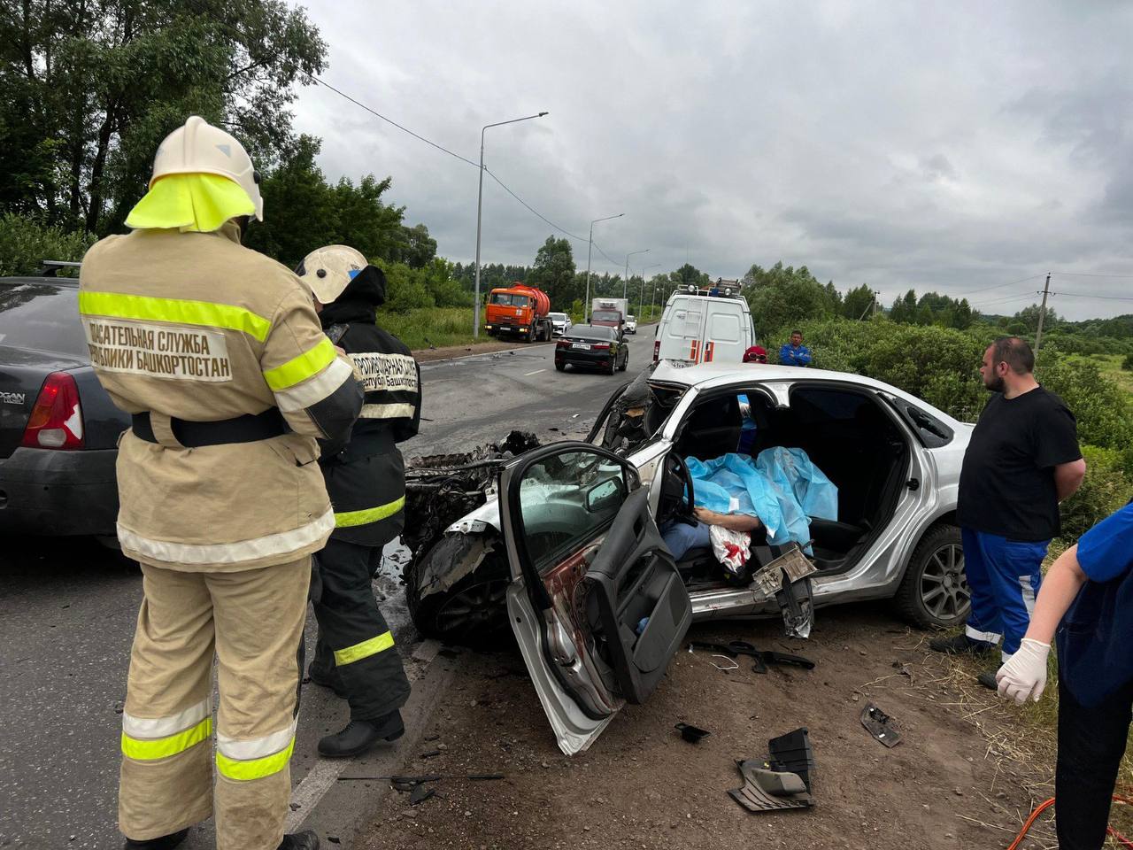 В районе деревни Ветошниково в Уфе произошло лобовое столкновение Ford и КамАЗа. 28-летний водитель легкового автомобиля погиб, водитель грузовика не пострадал. Спасатели извлекли тело погибшего с помощью гидравлического инструмента. Обстоятельства аварии устанавливаются.