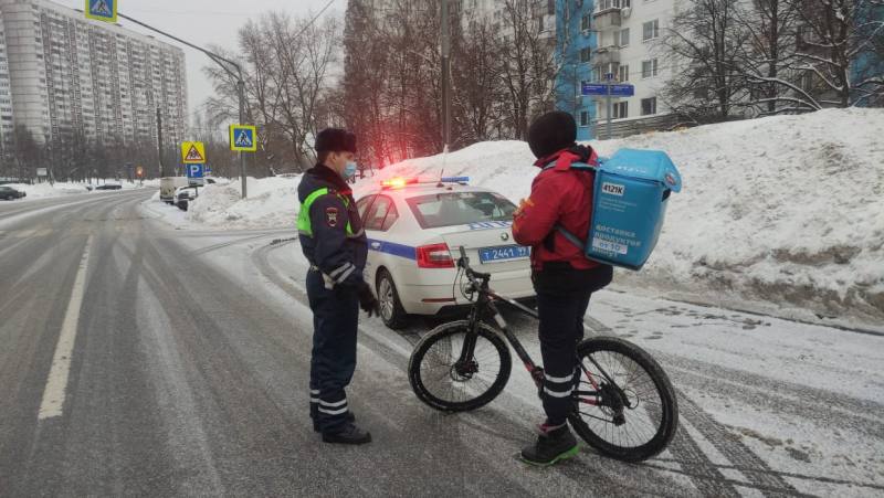 С 16 по 18 января московская ГАИ проведет рейд Велокурьер направленный на повышение безопасности и профилактику нарушений ПДД среди велокурьеров В рамках рейда сотрудники ГИБДД будут проводить инструктажи и проверять соблюдение правил дорожного движения Подпишись на нас в МАХ