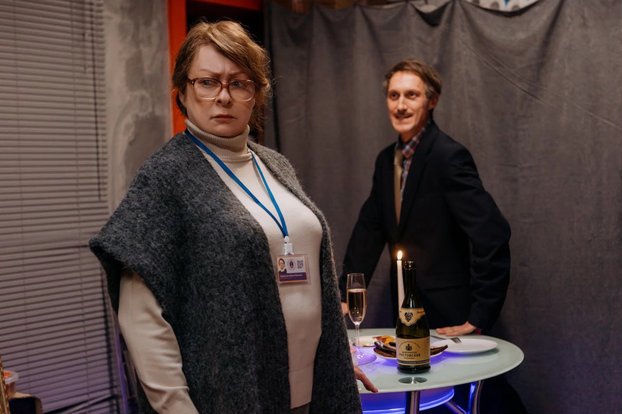 Олдскул поставил рекорд просмотров среди сериалов Premier Комедийный сериал Олдскул вышедший 1 сентября в онлайн кинотеатрах Premier и Start за первую неделю набрал более 10 миллионов просмотров Проект с Марией Ароновой в главной роли стал лучшим запуском 2025 года на Start а на Premier лучшим запуском среди всех первых сезонов сериалов за всю историю сервиса В сериале снялись Мария Аронова Ефим Шифрин Роман Маякин Игорь Хрипунов Анастасия Имамова Режиссеры Александр Жигалкин и Евгений Шелякин Мария Павловна Трифонова настоящая олдскульная математичка из советской школы Она оказывается на новом месте работы в элитной школе где сталкивается с незнакомым для себя миром здесь царят свобода и технологии а преподавать приходится избалованным детям Теперь классической советской учительнице предстоит привить любовь к математике современному поколению и найти общий язык с самыми близкими людьми Среди главных проектов Premier сериалы Мир Дружба Жвачка Эпидемия Игра на выживание Ресторан по понятиям Плевако www proficinema com news detail php ID 431255