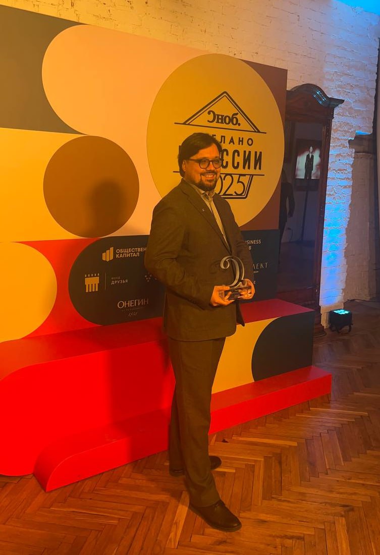 Робот отбора проб колоний BIOCAD победитель номинации Наука и технологии При разработке высокотехнологичных препаратов генной терапии до сих пор большой процент составляет ручной труд например требующий ювелирной точности отбор колоний кишечной палочки Автоматизация монотонных операций позволит высококвалифицированным специалистам полностью сосредоточиться на более сложных аналитических и исследовательских задачах Созданный в BIOCAD робот берёт рутинную работу на себя Робот использует нейросеть обученную на десятке тысяч изображений отличать правильные колонии от неправильных даже если те деформированы или слиплись В отличие от зарубежных аналогов которые работают только по заданному сценарию например из твёрдой среды в жидкую робот BIOCAD получился универсальным Фонд развития промышленности партнер номинации Наука и технологии Business Club официальный партнёр номинации Городская среда Радио Monte Carlo информационный партнёр премии snobru