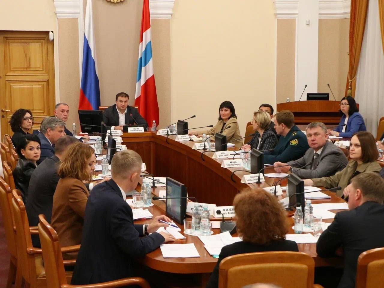 Виталий Хоценко провел заседание Экспортного совета при Губернаторе Омской области Совещательный орган с 2025 года начинает работу в обновлённом составе. В Экспортный совет вошли представители бизнеса, профильных ведомств и экспертного сообщества. Как отметил глава региона, заседания будут проводиться на регулярной основе с целью системного обсуждения актуальных вопросов, волнующих омских экспортеров. Ключевым вопросом повестки стало представление нового цикла национального проекта «Международная кооперация и экспорт». Регион активно включается в реализацию четырех федеральных проектов, входящих в нацпроект: «Экспорт продукции агропромышленного комплекса», «Системные меры развития международной кооперации и экспорта», «Промышленный экспорт» и «Создание зарубежной инфраструктуры». Особое внимание уделено внедрению Регионального экспортного стандарта 3.0. Работа в этом направлении будет вестись с опорой на доступные инструменты федеральной поддержки, что позволит ускорить и упростить переход на обновленные механизмы поддержки экспортеров.