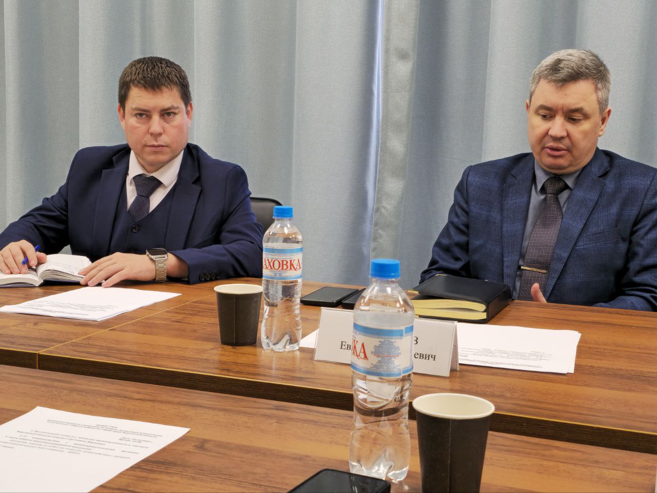 В Херсонской области усиливают борьбу с нелегальной продукцией В Министерстве промышленности и торговли Херсонской области прошло совещание по вопросам незаконного оборота вейпов В обсуждении приняли участие представители ФСБ МВД Роспотребнадзора Минздрава Минпромторга и оператора цифровой маркировки ЦРПТ На рынке всё чаще появляются немаркированные и сомнительные по составу вейпы Особенно тревожат случаи их продажи несовершеннолетним Участники встречи сошлись во мнении что проблему нужно решать комплексно И о министра промышленности и торговли Херсонской области Георгий Кириенко отметил Мы видим риски и реагируем на них Важно не только выявлять нарушения но и предупреждать их Необходим контроль за точками продаж оперативное реагирование на сигналы с мест а также просветительская работа особенно среди подростков для которых вейпы стали доступным и модным продуктом По итогам совещания определены следующие меры усиление совместных рейдов и проверок информационная кампания о вреде вейпов и рисках нелегальной продукции внедрение системы обязательной цифровой маркировки ужесточение ответственности за продажу никотиносодержащей продукции несовершеннолетним вплоть до конфискации оборудования и товара Минпромторг Херсонская область Подписаться на канал ВКонтакте Одноклассники Сайт МПТ ХО