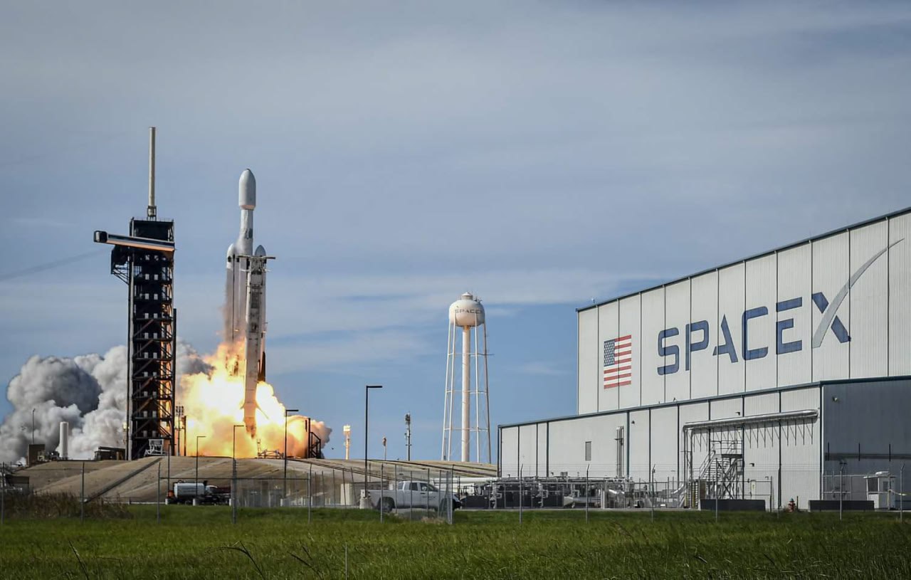 SpaceX предложила заменить GPS спутниками Starlink для глобальной навигации SpaceX предложила заменить GPS спутниками Starlink для глобальной навигации. Компания обратилась в Федеральную комиссию по связи США FCC с предложением рассмотреть возможность использования своей обширной спутниковой группировки Starlink для предоставления критически важных услуг позиционирования, навигации и синхронизации времени PNT . Об этом сообщает издание PCMag. SpaceX сообщила, что уже активно работает над интеграцией функционала PNT в свою глобальную сеть низкоорбитальных спутников, изначально предназначенную для широкополосного доступа в интернет и мобильной связи. Запуск мобильного сервиса Starlink с прямой связью со смартфонами, разрабатываемый совместно с оператором T-Mobile, запланирован на июль 2025 года и также будет использовать эту инфраструктуру. SpaceX подчеркнула, что возможности ее спутниковой сети могут «эффективно дополнить» существующую систему GPS, которая традиционно управляется Министерством обороны США. Компания назвала это «особенно привлекательной возможностью» для «быстрого развертывания спутниковых группировок нового поколения», способных одновременно обеспечивать услуги PNT, низкую задержку передачи данных и повсеместную мобильную связь. Предложение прозвучало на фоне растущей актуальности поиска альтернативных решений PNT. Это связано как с потенциальной уязвимостью единой системы GPS, так и с необходимостью сохранения и усиления технологического лидерства Соединенных Штатов в этой стратегически важной области.