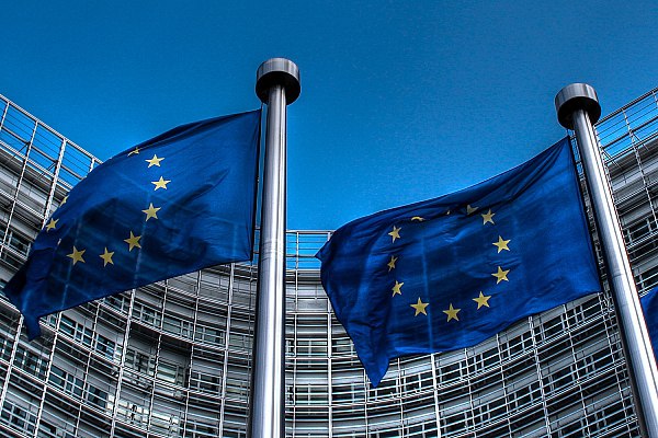 Евросоюз готов давать россиянам больше краткосрочных виз В Евросоюзе готовы выдавать российским гражданам больше краткосрочных виз на фоне сокращения выдачи многократных Об этом сообщает РИА Новости со ссылкой на заявление европейского дипломатического источника Он подтвердил что страны Евросоюза могут выдавать россиянам долгосрочный Шенген максимум на три месяца При этом будет больше выдаваться краткосрочных По его словам речь действительно идет об ужесточении выдачи виз россиянам но это не значит что россиянам закрывается доступ в страны Шенгена aviaru net n290320