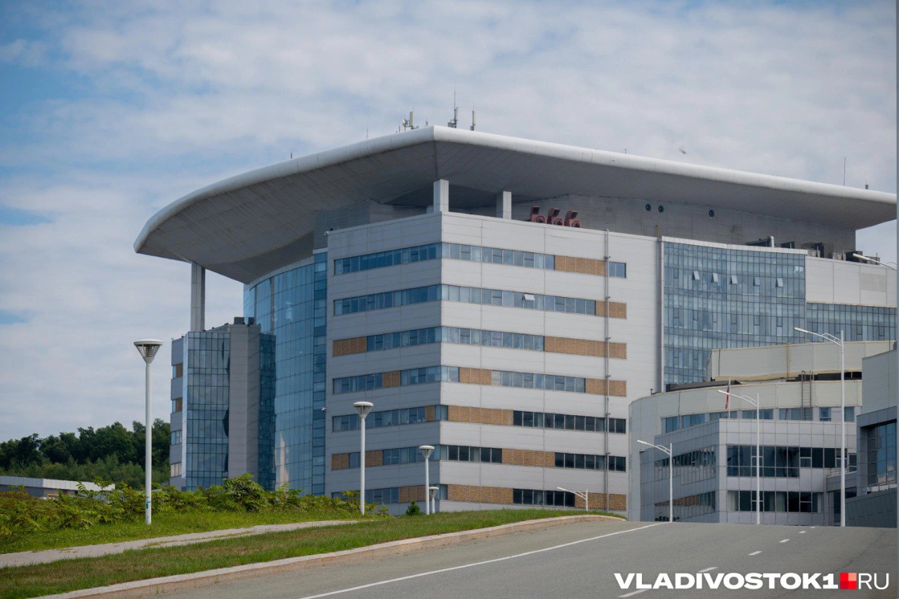 Дальневосточный федеральный университет вошел в список 11 вузов пилотного проекта по изменению системы высшего образования Об этом корреспонденту vladivostok1ru сообщили в пресс службе учреждения Соответствующий указ подписал Владимир Путин и новость о переходе с привычной Болонской системы бакалавриат магистратура на схему базовое высшее специализированное высшее удивила приморцев В университете уточнили что переход на новую модель будет проходить поэтапно и на новую систему переключатся лишь 25 направлений Каких позже определит правительство России Во время перехода ДВФУ продолжит набирать абитуриентов на программы специалитета бакалавриата и магистратуры а действующие студенты продолжат учиться по нынешним программам Сообщение о том что ДВФУ отказывается от бакалавриата и магистратуры в рамках образовательной реформы не соответствует действительности Вуз действительно вошёл в перечень участников пилотного проекта по совершенствованию системы высшего образования в соответствии с Указом Президента однако переход на обновлённую модель будет осуществляться поэтапно и затронет на первом этапе только часть направлений подготовки Подписаться в Telegram    Подписаться в MAX