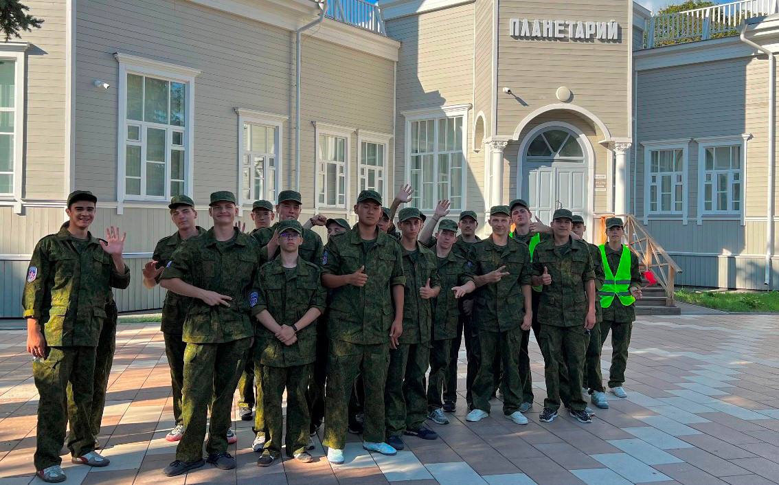 В рамках культурной программы юнармейских военно-патриотических сборов ПФО «Гвардеец» команды из Удмуртии и Саратовской области посетили Пензенский планетарий.   На экскурсии участники сборов познакомились с рабочей моделью маятника Фуко и другими интерактивными экспонатами, которые наглядно демонстрируют законы физики.   Молодые люди также посетили тематическую выставку, посвященную 70-летию космодрома Байконур, где познакомились с ключевыми вехами развития отечественной космонавтики, увидели красочную полнокупольную программу в Звёздном зале имени В. И. Пацаева.  Гвардеец из Удмуртии Тимофей Тарасов: Зрелище действительно завораживает – создается полное ощущение присутствия в космосе.  Единственный в мире деревянный планетарий был восстановлен и оснащен оборудованием благодаря национальному проекту «Культура», преемником которого стал нацпроект «Семья».  #пензенскаяобласть  #гвардеец