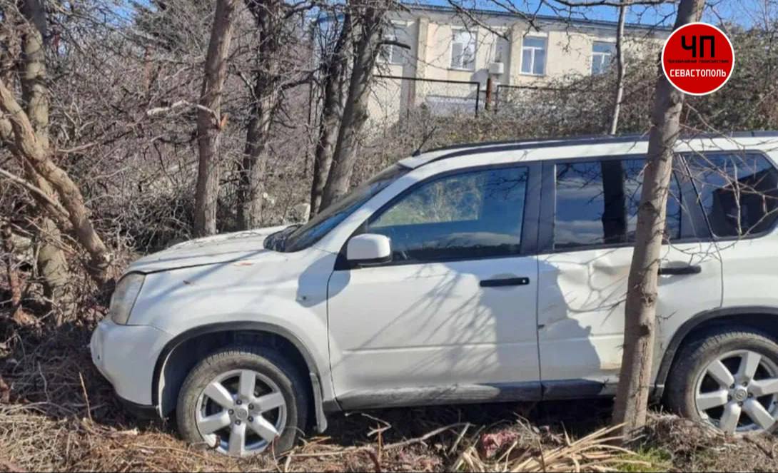 В Севастополе пьяный водитель на легковушке врезался в дерево  Экипаж Росгвардии заметил, как легковой автомобиль съехал с дороги в кусты и врезался в дерево. Водитель самостоятельно выбрался из машины. Изначально предположили, что у мужчины проблемы со здоровьем, но его шаткая походка, несвязанная речь и запах алкоголя быстро прояснили ситуацию.  Мужчина попытался убедить правоохранителей, что не пьёт, так как является верующим человеком, затем просил «не заметить» происшествие. После отказа перешёл на нецензурную лексику.   Росгвардейцы передали нарушителя сотрудникам ДПС, полиция проводит проверку.         Наш чат