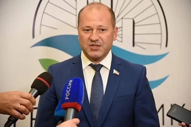 Ростов на Дону глава администрации города Александр Скрябин предложил снизить возраст для получения прав на автобус до 18 лет Глава Ростова на Дону Александр Скрябин выступил с инициативой снизить возрастной ценз для получения водительских прав категории D с 21 года до 18 лет Соответствующее предложение было озвучено в ходе встречи с министром транспорта РФ Андреем Никитиным Как отметил Скрябин в своем Telegram канале данная мера направлена на привлечение молодежи в профессию водителя автобуса По его словам инициатива вызвала интерес у министра и будет проработана на экспертном уровне с участием представителей Госавтоинспекции В настоящее время действующее законодательство позволяет получать права категории D только с 21 года Это создает проблему для выпускников образовательных учреждений завершивших обучение по специальностям Автомеханик или Организация перевозок Молодым специалистам приходится ждать два три года до достижения необходимого возраста и многие из них за это время находят работу в других сферах Предложение ростовского градоначальника направлено на решение кадрового дефицита в сфере пассажирских перевозок и создание дополнительных возможностей для трудоустройства выпускников профильных учебных заведений  Подписаться на наш канал   cityreporter ru skryabin predlozhil snizit vozrast dlya polucheniya prav na avtobus do 18 let