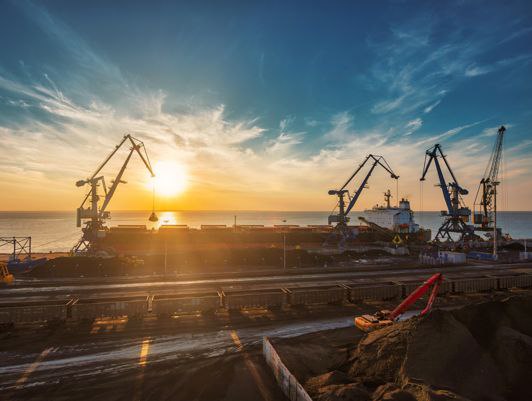 Росморпорт разрабатывает проект реконструкции железнодорожных терминалов в Балтийске и Усть-Луге Реконструкция увеличит пропускную способность паромной линии в 1,8 раза. Заместитель директора Северо-Западного бассейнового филиала «Росморпорта» — начальник Калининградского управления Андрей Мошков сообщил о предстоящей модернизации железнодорожного выставочного парка, которая увеличит его вместимость с 200 до 320 вагонов. С января по июнь на железнодорожном паромном комплексе в Балтийске перегружено более 1,1 млн тонн накатных грузов и вагонов, что на 19% больше, чем за аналогичный период прошлого года. В рамках поездки в Калининградскую область руководитель Росморречфлота Андрей Тарасенко и генеральный директор ФГУП «Росморпорт» Сергей Пылин также посетили строительную площадку морского терминала в Пионерском и обсудили с представителями региона вопрос увеличения количества паромов на линии «Морской порт Усть-Луга — морской порт Калининград». «На встрече с операторами морских терминалов, арендаторами и представителями агентских и экспедиторских компаний обсудили работу в условиях западных санкций, в частности, развитие каботажных перевозок между Калининградом и российскими портами Финского залива, что должно частично компенсировать сокращение грузооборота после 2022 года. Вопросы транспортного обеспечения Калининградской области рассмотрели на встрече с заместителем полномочного представителя президента Российской Федерации в Северо-Западном федеральном округе Сергеем Елисеевым и заместителем председателя правительства Калининградской области — министром развития инфраструктуры Александром Рольбиновым», — говорится в сообщении. Стороны обсудили необходимость продолжения программы субсидирования морских перевозок между основной территорией России и ее анклавом, а также увеличение пропускной способности железнодорожного паромного комплекса.